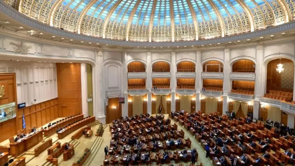 Partidele din Coaliție, ședințe de urgență pentru decizia președintelui. Cine îl susține, cine nu-l sprijină pe Adrian Veștea?