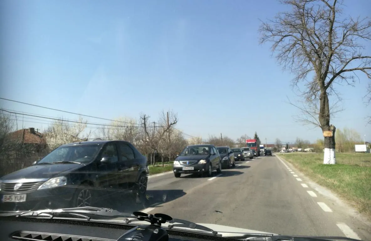 Se circulă bară la bară pe DN 65, în zona Colonești