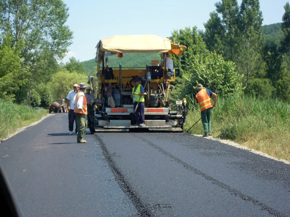 Contract cadru pentru asfaltarea străzilor din Slatina. 100 de milioane de lei, alocați în următorii patru ani