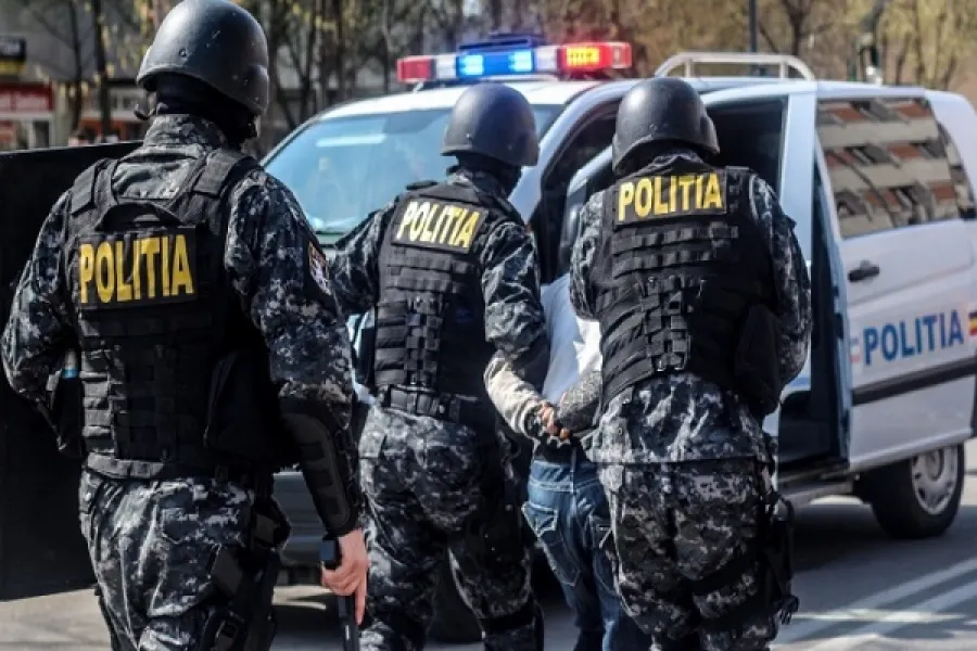 Percheziţii în urma unor lupte de stradă dintre două clanuri rivale din Slatina