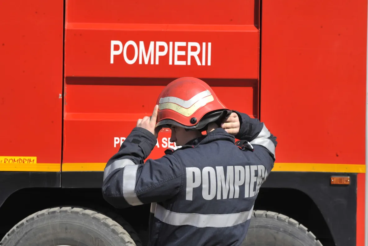 A luat foc din nou, la doar câteva luni de la o TRAGEDIE. Incendiu la un bloc de la periferia Slatinei