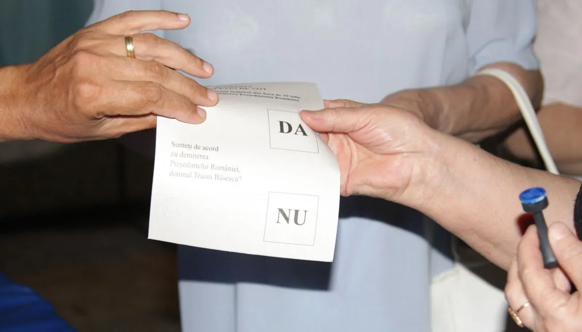 Buletine de vot cu mesaj obscen, adresat lui Dragnea, la o secție din Slatina