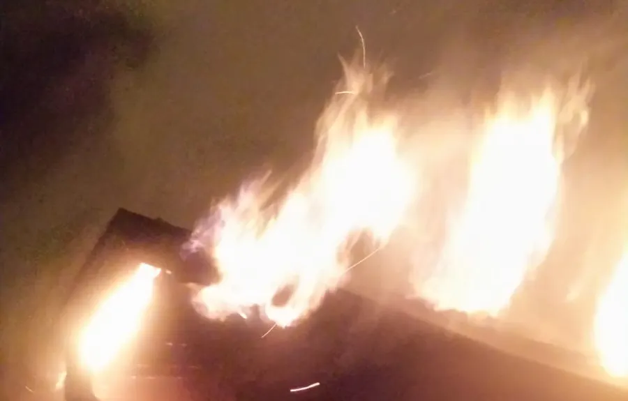 Oamenii străzii au incendiat o casă nelocuită din Slatina -  FOTO&amp;VIDEO