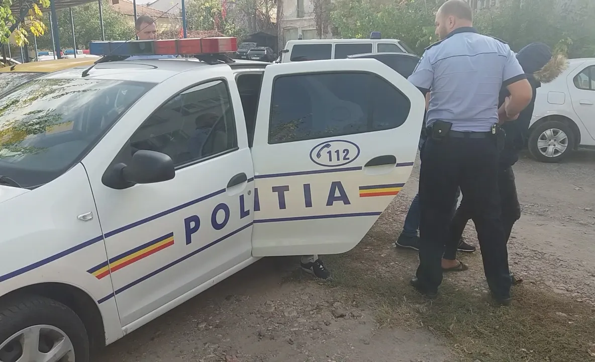 Arest preventiv pentru hoţii din Olt care au spart maşinile nuntaşilor din Craiova, Balş şi Râmnicu Vâlcea