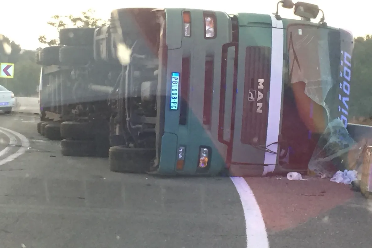 Contrabandistul sârb care s-a răsturnat cu TIR-ul la Coloneşti, dat în vileag de un poliţist care îi ştia limba. Povestea întreagă
