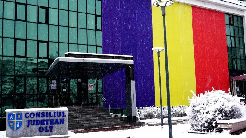 Drapel uriaş afişat de Centenar pe faţada unei instituţii publice din Olt