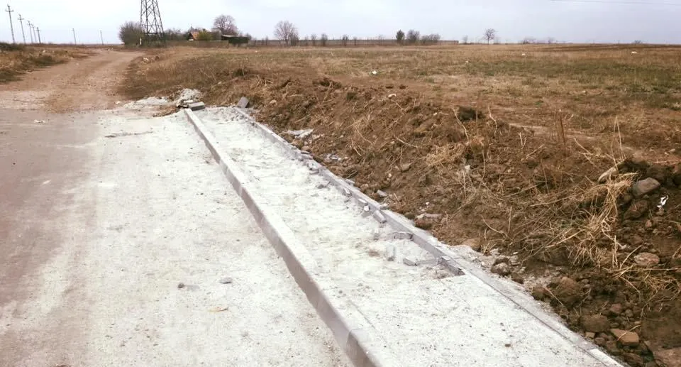 Nu e banc! Hoţii din Caracal au furat pavele de pe o stradă în construcţie