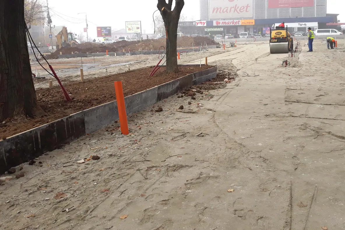 Vremea nefavorabilă dă peste cap planurile constructorilor pentru noua piaţetă din Slatina