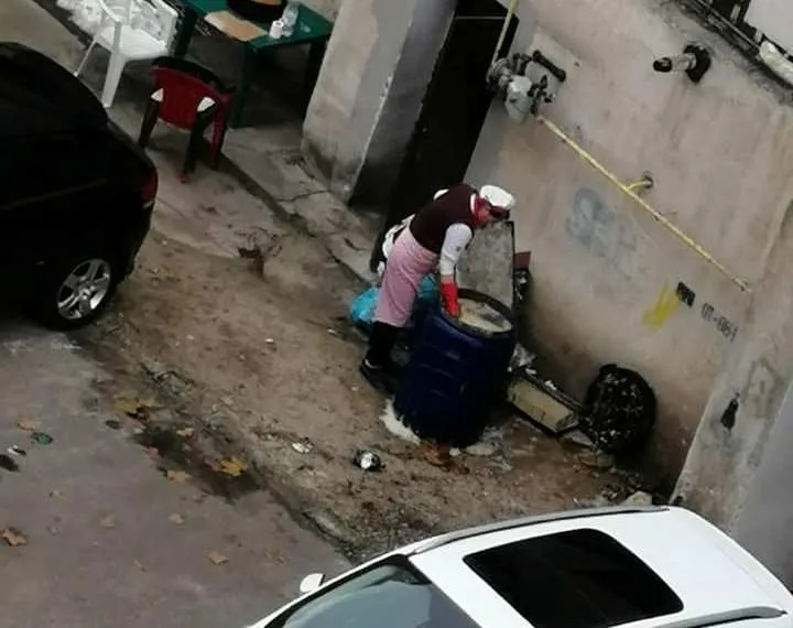 Amendă după controlul la covrigăria unde vasele se spală la butoi, în spatele blocului