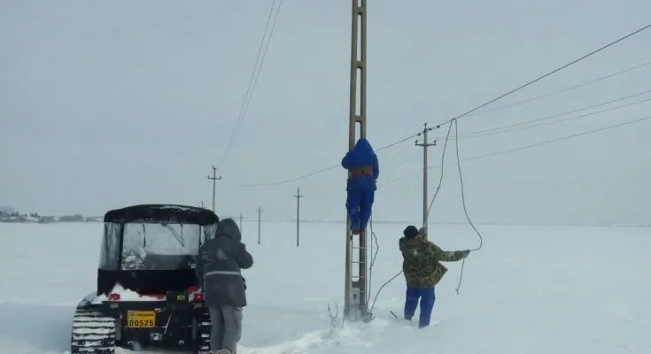 Ninsoarea şi viscolul i-a lăsat fără curent electric. 300 de gospodării din Urzica, afectate