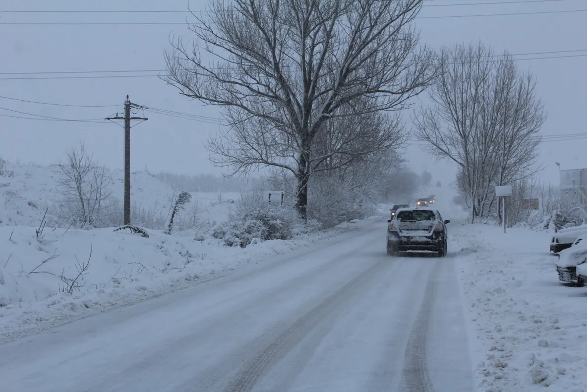 Trafic rutier blocat din cauza zăpezii, pe un drum naţional din Olt