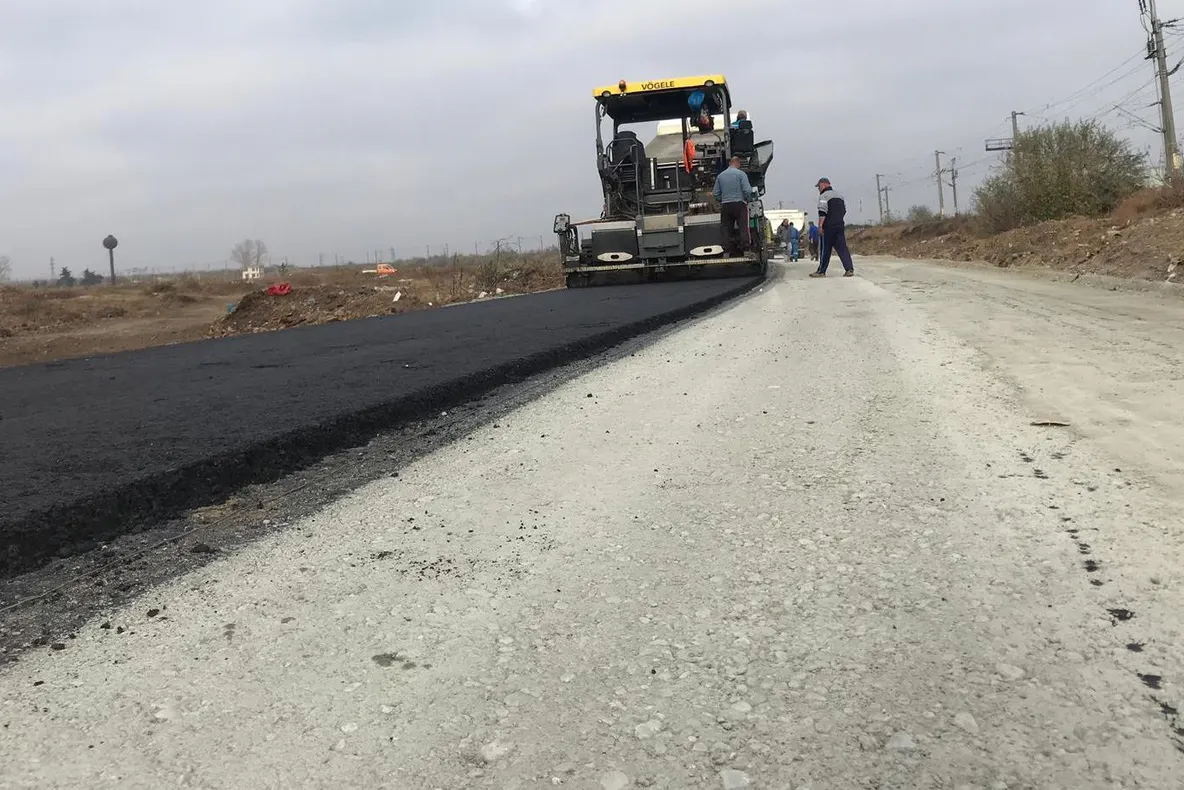 A doua centură a Caracalului, în linie dreaptă. Se toarnă asfalt pe primul segment