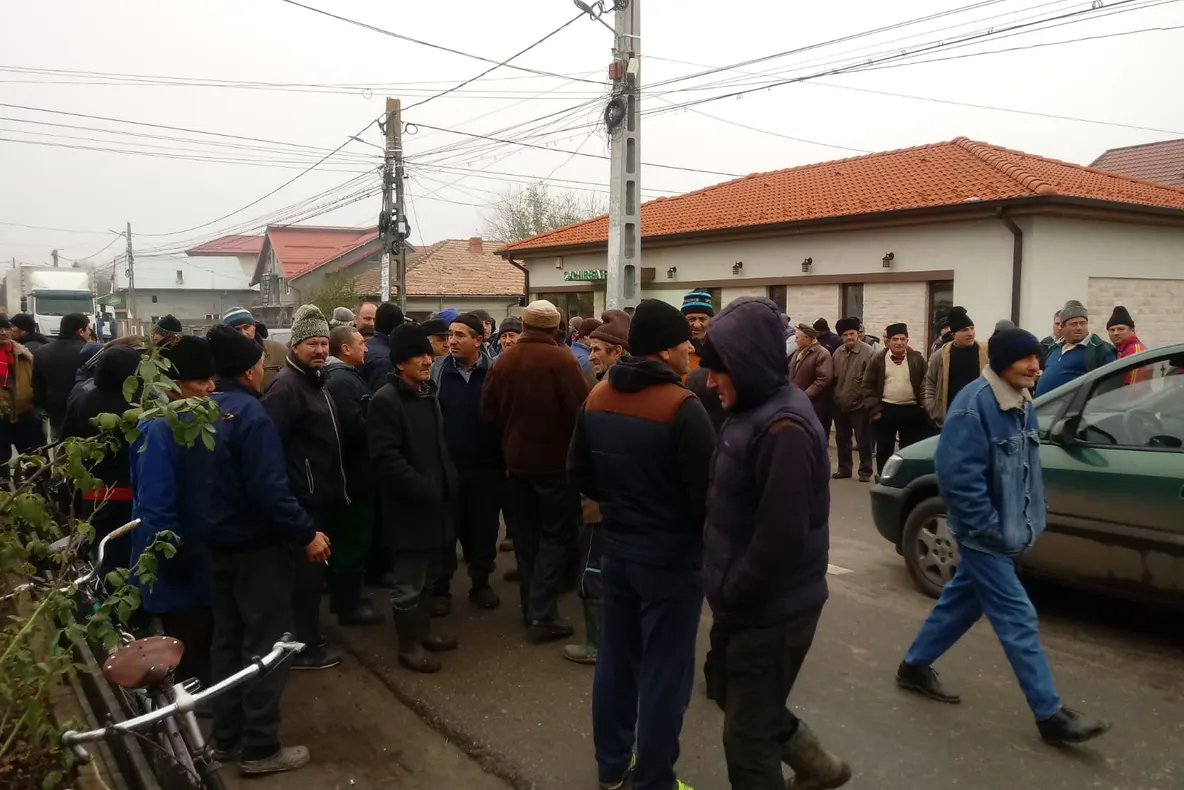 Oamenii din Rusăneşti s-au strâns în faţa primăriei, revoltaţi că li se taie porcii. Jandarmi şi poliţişti, dislocaţi în localitate - FOTO