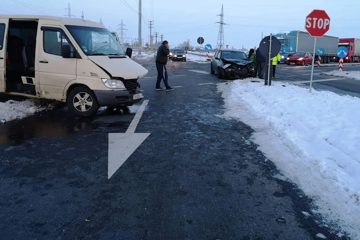 Opt cetăţeni bulgari implicaţi într-un accident în Olt. Două persoane au ajuns la spital