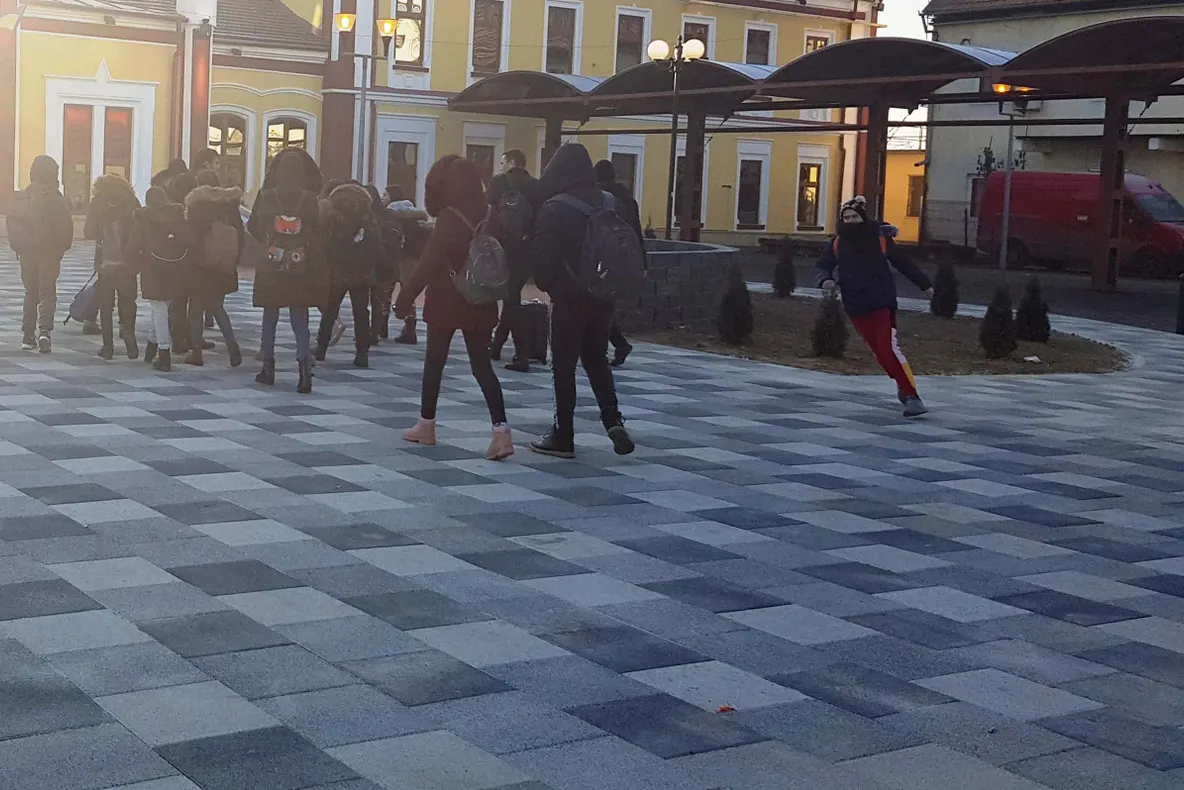 Anchetă la şcoala din Olt de unde veneau profesorul şi elevii găsiţi dormind în Catedrala din Alba Iulia