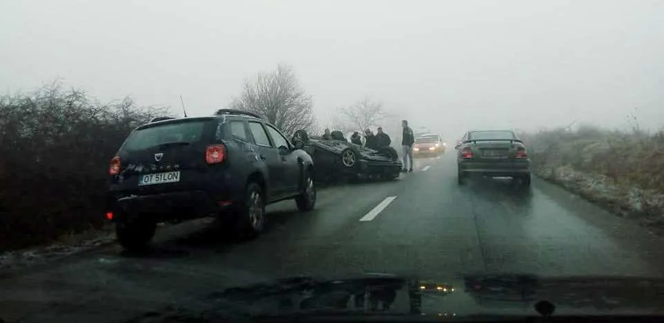Accidente în lanţ, din cauza poleiului, pe un drum din Olt. Totul s-a întâmplat în doar câteva minute - FOTO