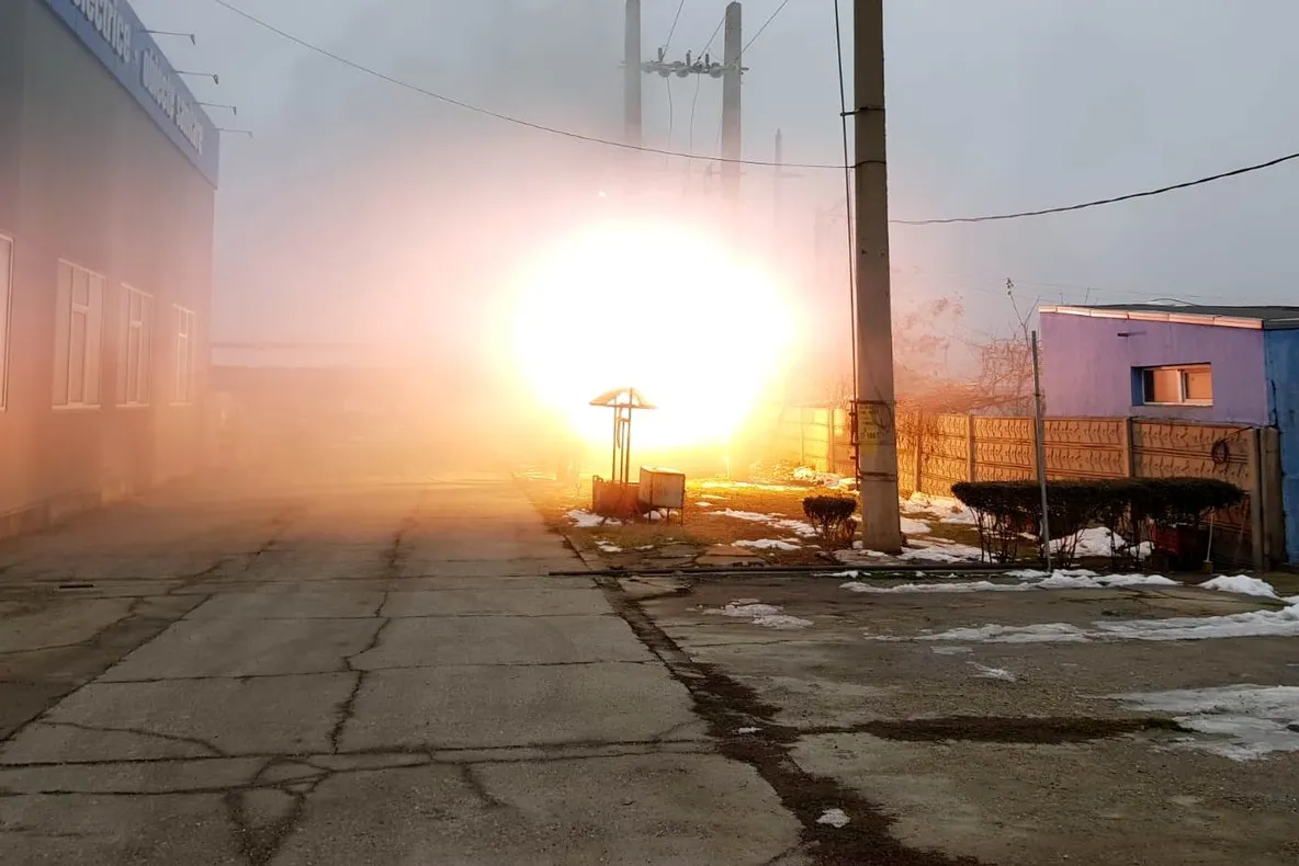 IMAGINI SPECTACULOASE. Un transformator a luat foc, lăsând fără energie electrică un cartier din Slatina