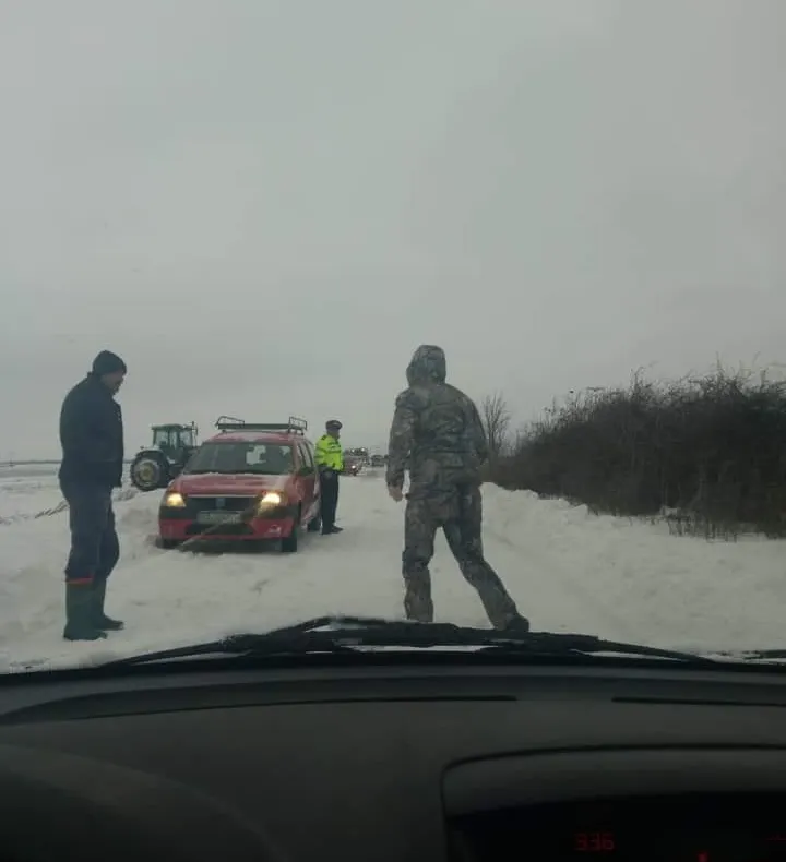 Zăpada viscolită dă peste cap traficul în judeţul Olt. Două drumuri afectate