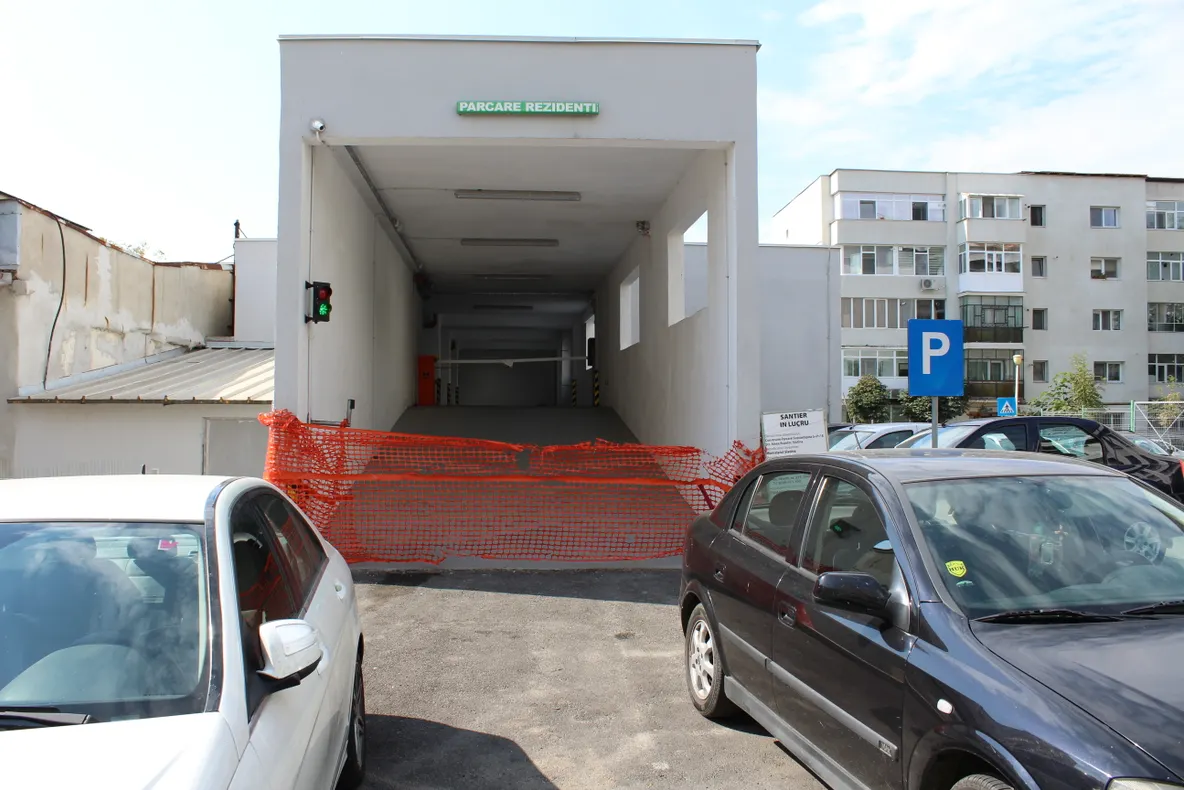 Licitaţie pentru locurile dintr-o parcare etajată din Slatina. Preţul porneşte de la 720 lei pe an