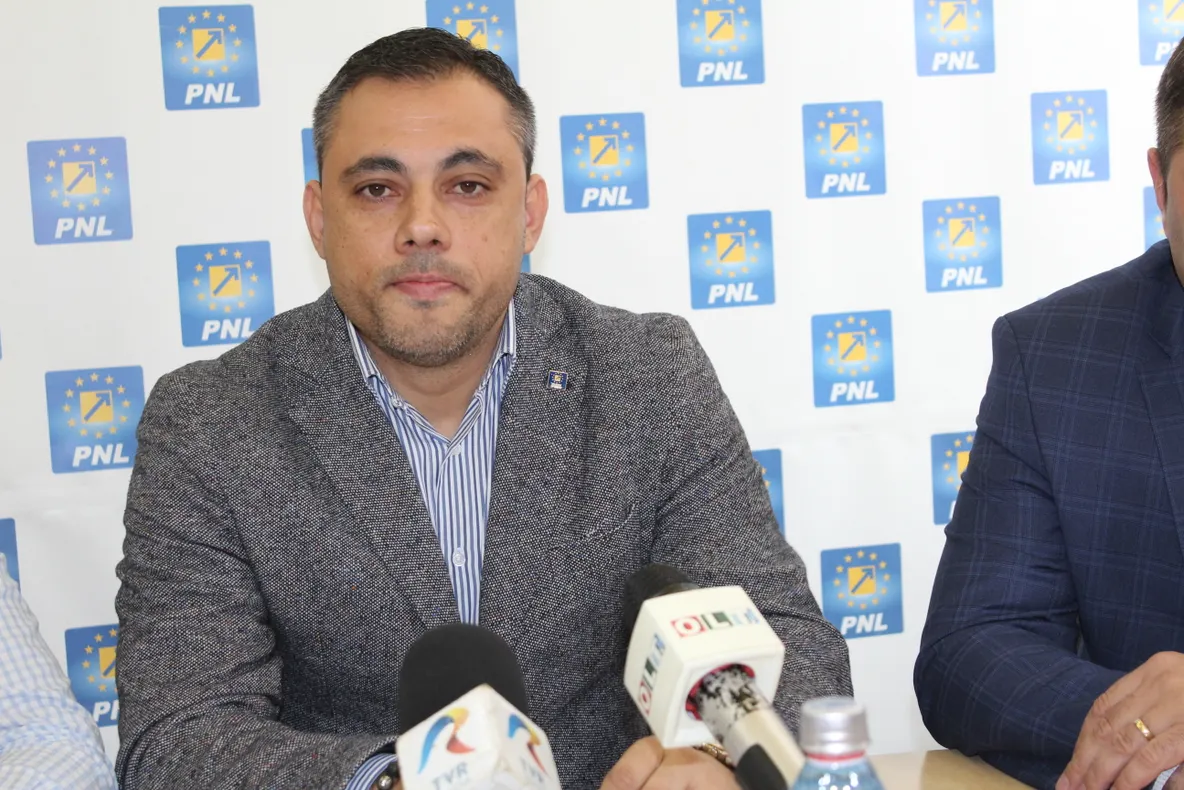 Liberalii olteni se ceartă între ei. Şeful filialei se ceartă cu secretarul general adjunct
