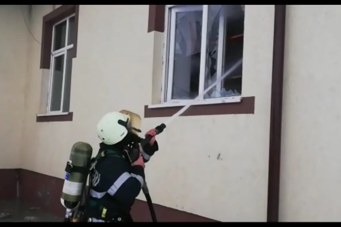 Patru ore le-a luat pompierilor să singă incendiul izbucnit la un cămin cultural din Olt