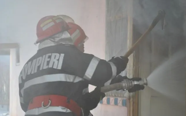 Pompierii au dus bani și cadouri unei familii din Brastavățu, a cărei casă a ars într-un incendiu