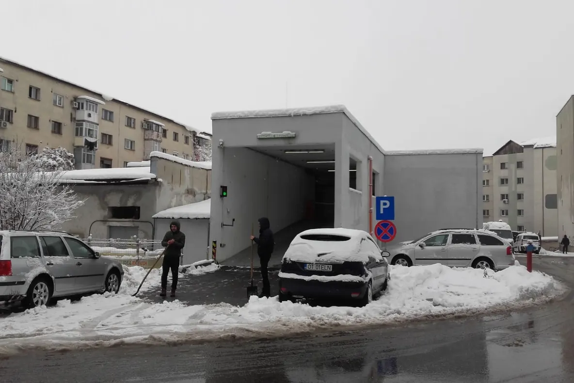 Luptă strânsă pentru un loc în parcarea etajată din Slatina. Care e cel mai mare preț oferit