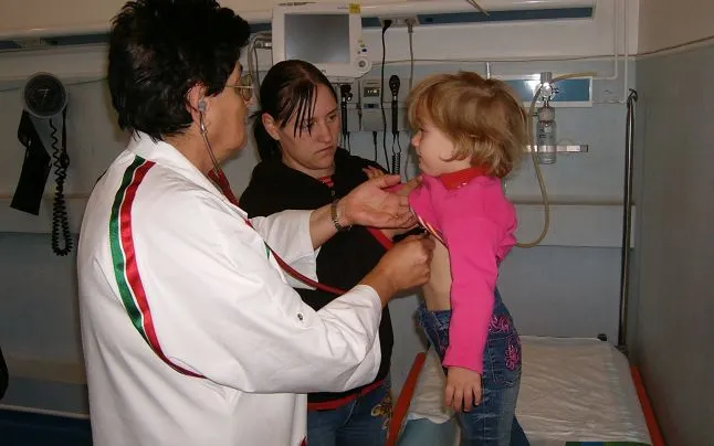 Pediatria Spitalului Slatina, asaltată de solicitări. Doi copii transferați la București și Craiova