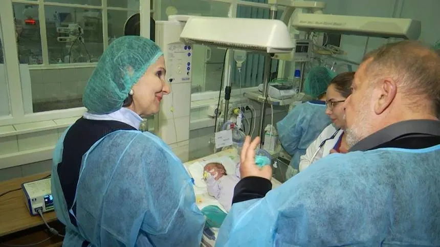 Bebelușul salvat de neonatologii din Slatina a fost vizitat de Sorina Pintea