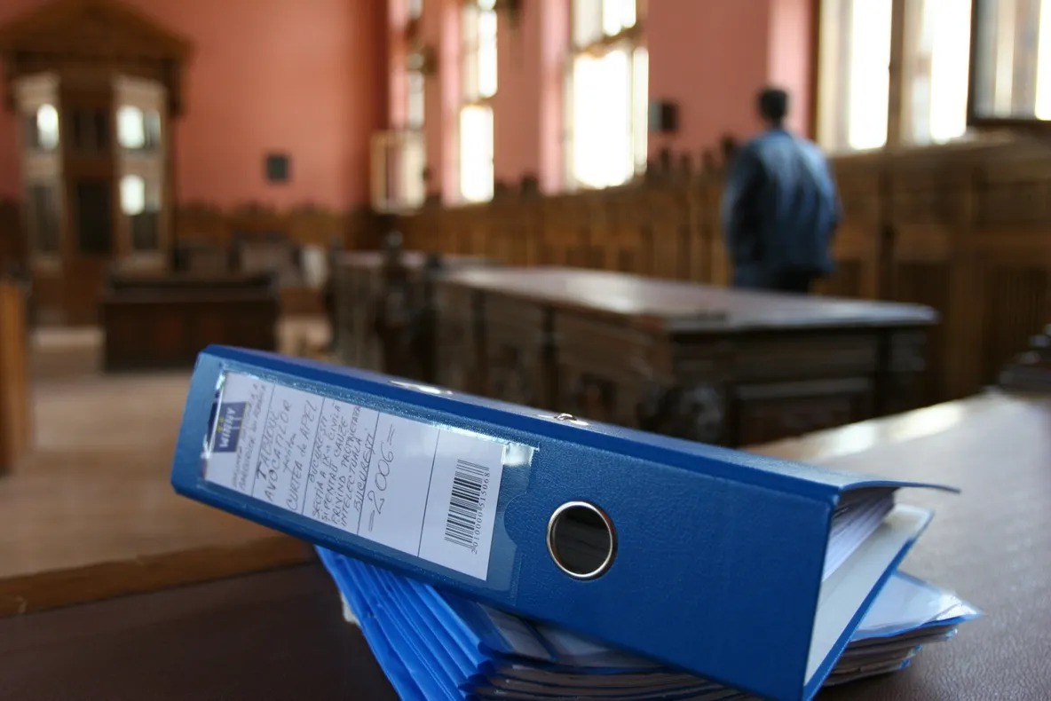 Un dosar cu peste 20 de inculpaţi bate pasul pe loc, în justiţie