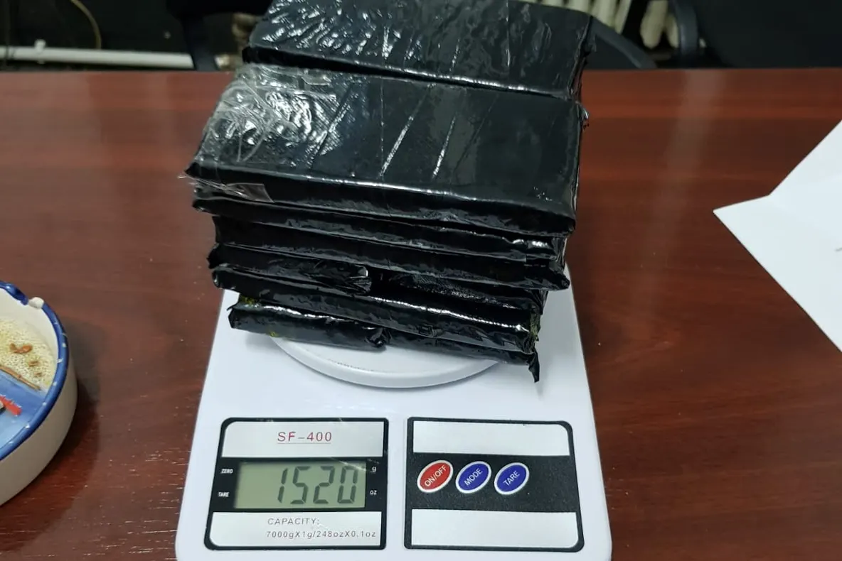 Traficantul prins la Slatina cu 1,5 kilograme de cocaină rămâne în arest preventiv