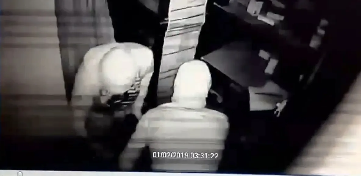VIDEO cu hoţii care au furat zeci de telefoane mobile dintr-un magazin din Corabia
