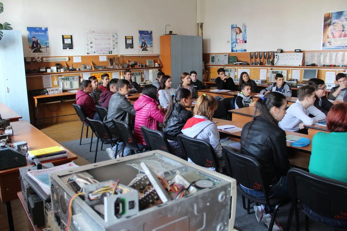 ECONOMIE. Firma din Craiova care caută forţă de muncă în Olt. A înfiinţat o clasă de învăţământ profesional dual, în Balş