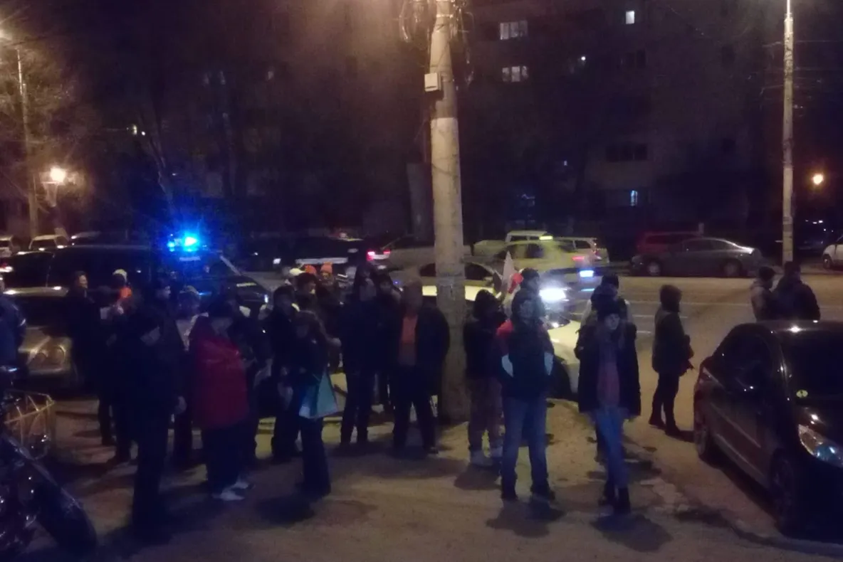 Zeci de fermieri din Coteana, protest la sediul PNL Olt. Ce vor crescătorii de animale