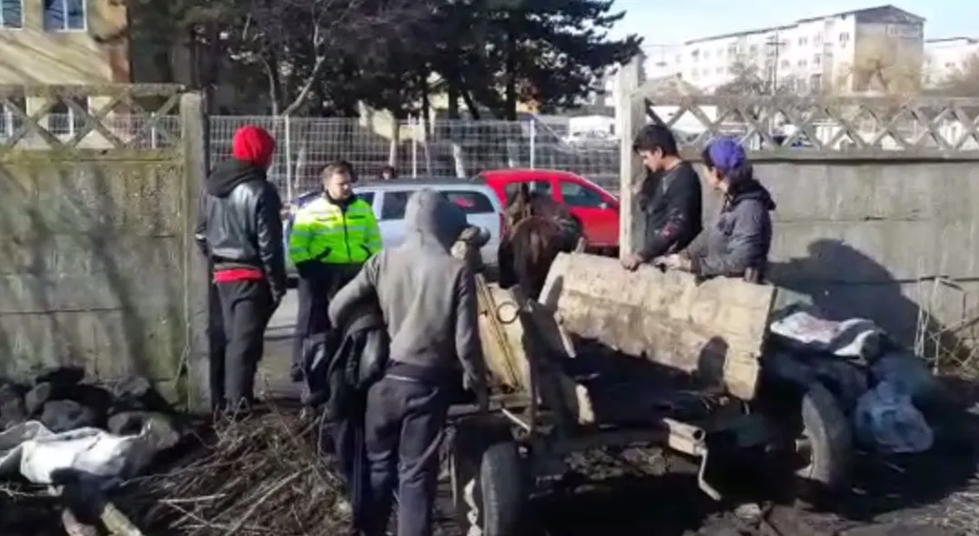 Terenul fostei Unități Militare, împânzit de romi. Ce au găsit căutătorii de „comori”