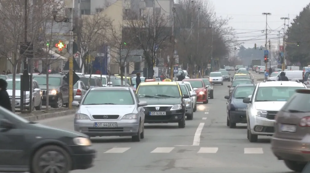 Slatina, semaforizată inteligent pe fonduri europene. Șoferii, filmați când trec prin intersecții