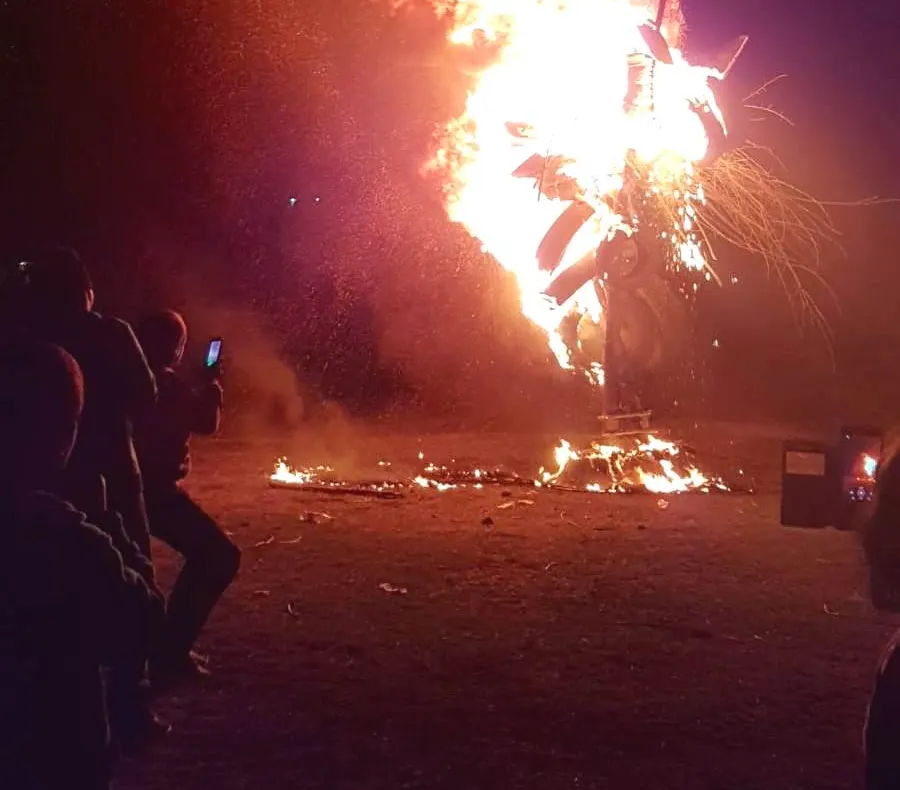 Tradiţii, înainte de intrarea în Postul Paştelui. Tinerii din Olt aprind focuri imense şi strigă fetele „peste sat“ - FOTO