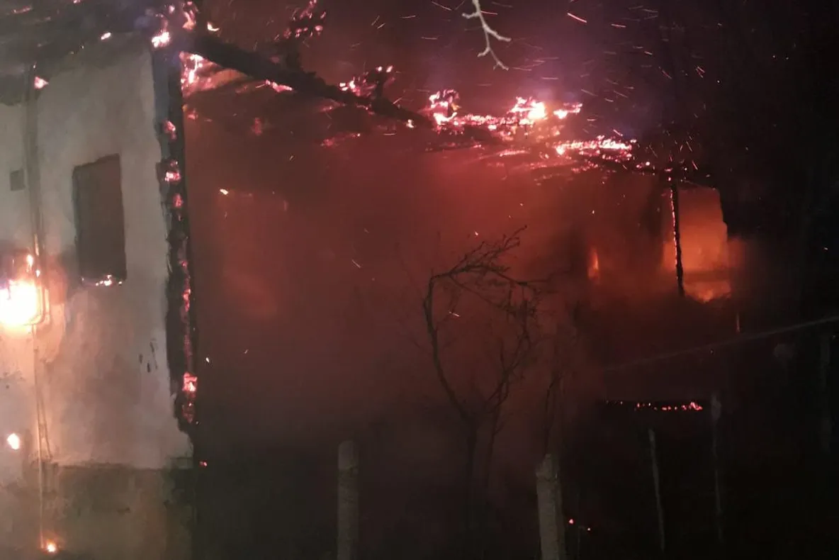 O casă nelocuită, incendiată în Olt - VIDEO