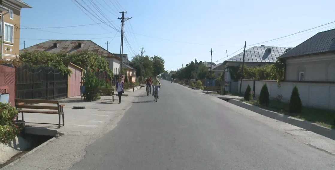 La sat, ca într-un oraș modern. Două comune din Olt vor avea trotuare și șanțuri betonate