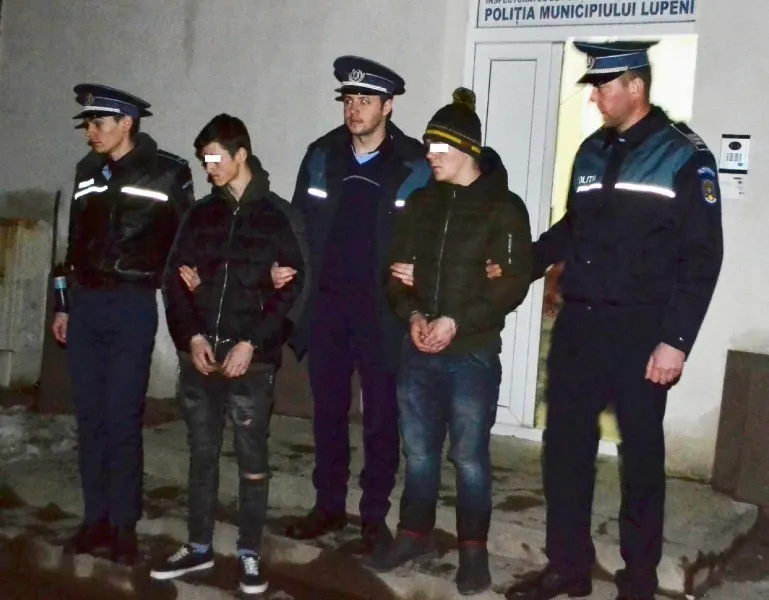 Bătrână bătută și chinuită de tâlhari. Tinerii căutau o salbă de aur în casa femeii