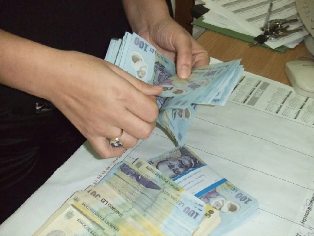 Datorii de miliarde din indemnizații și stimulente. Cum se recuperează banii de la părinți