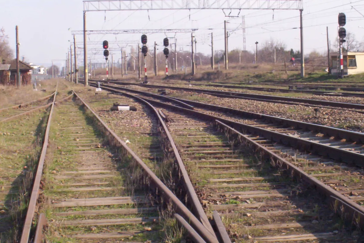 Trafic feroviar blocat în judeţul Olt, după ce un tren a lovit un autoturism. O persoană a murit - FOTO&amp;VIDEO