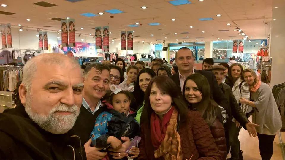 De la biserică, direct la mall. Ce vrea să facă un preot din Olt