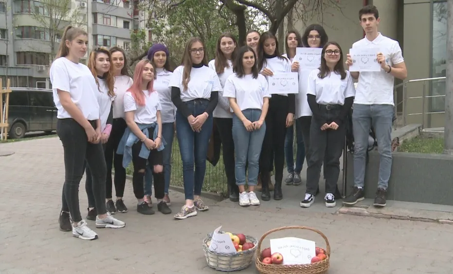 „Un măr pentru o țigară”, schimbul propus de un grup de tineri din Slatina