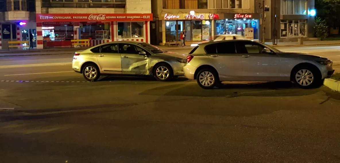 Polițist implicat într-un accident spectaculos. Două mașini s-au ciocnit și din impact au ajuns în curtea Spitalului Slatina - FOTO&amp;VIDEO
