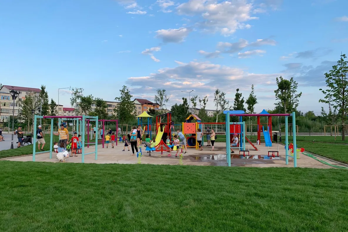 Primăria, rugăminte pentru slătinenii care deja iau cu asalt noul parc: „Există pericolul de accidente și se îngreunează activitatea de finalizare a lucrărilor”