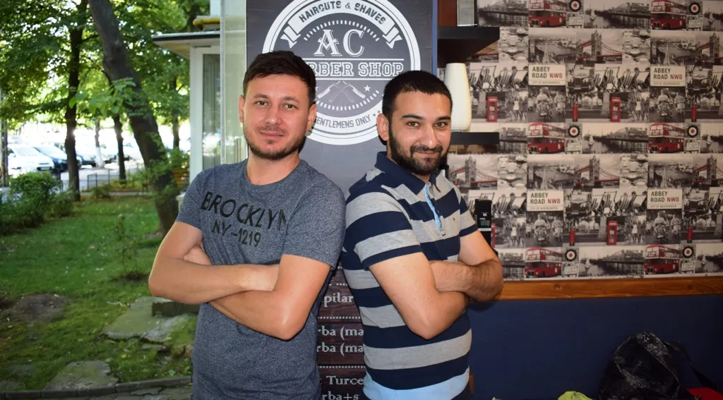 Povestea lui Alex Curt, tânărul care acum un an renunţa la viaţa în Anglia pentru a deschide un "barber shop" în oraşul natal - FOTO
