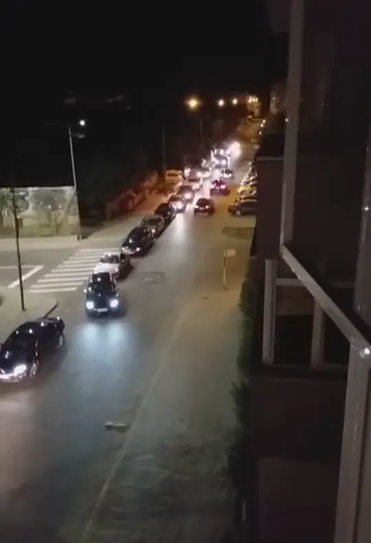 Sute de slătineni continuă să stea la coadă până noaptea târziu pentru un hamburgher. Cum îi ironizează un tânăr- VIDEO