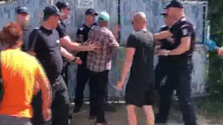 Astăzi, la Caracal: Bunicul Luizei a vrut să intre peste Dincă- „Ce păziți? Un criminal?”- VIDEO