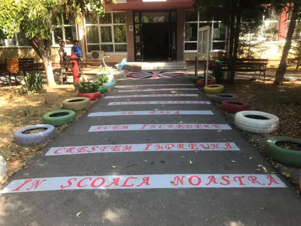 În vacanță își fac școala mai frumoasă. Povestea dascălilor și copiilor creativi